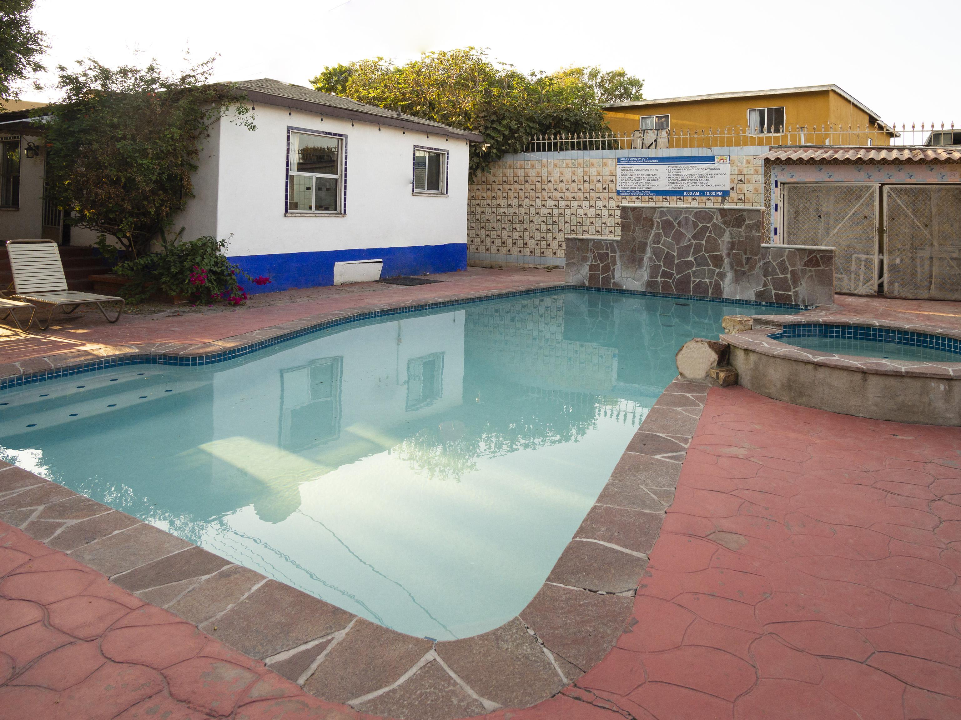 Oyo Hotel Hacienda Don Luis, רוסריטו מראה חיצוני תמונה A swimming pool in a private backyard